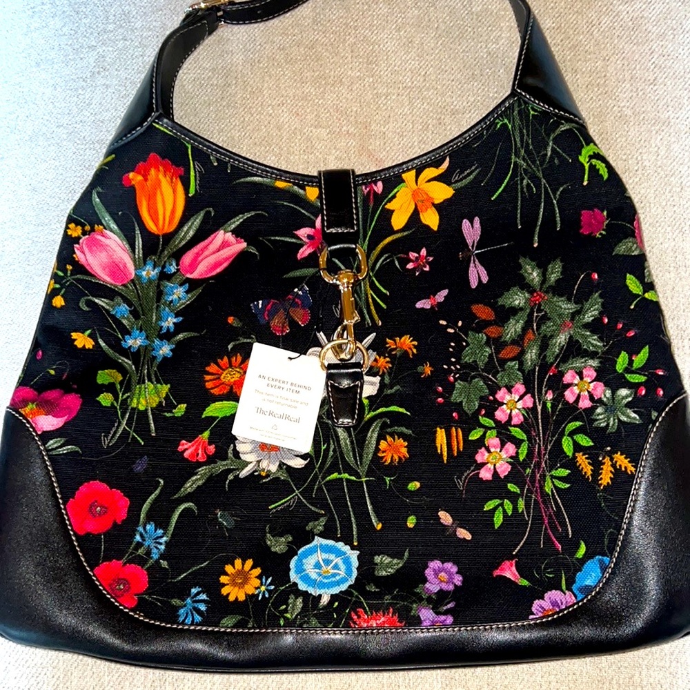 GUCCI -Gorgeous GUCCI floral bag with leather. Both a hand or shoulder bag 🌸